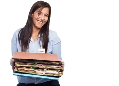 Frau mit Aktenordnern