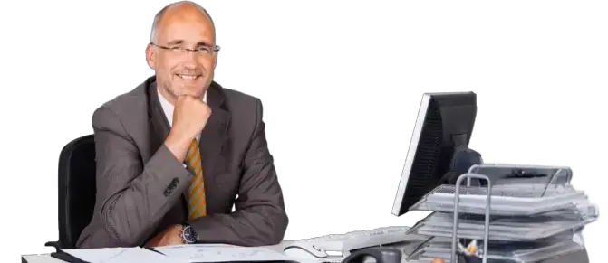 Mann am Schreibtisch sitzend