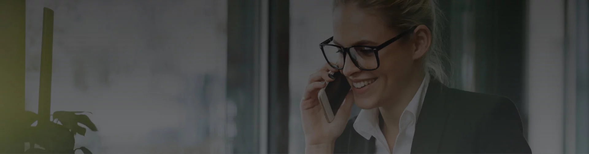 Hintergrundbild - Frau am Telefon