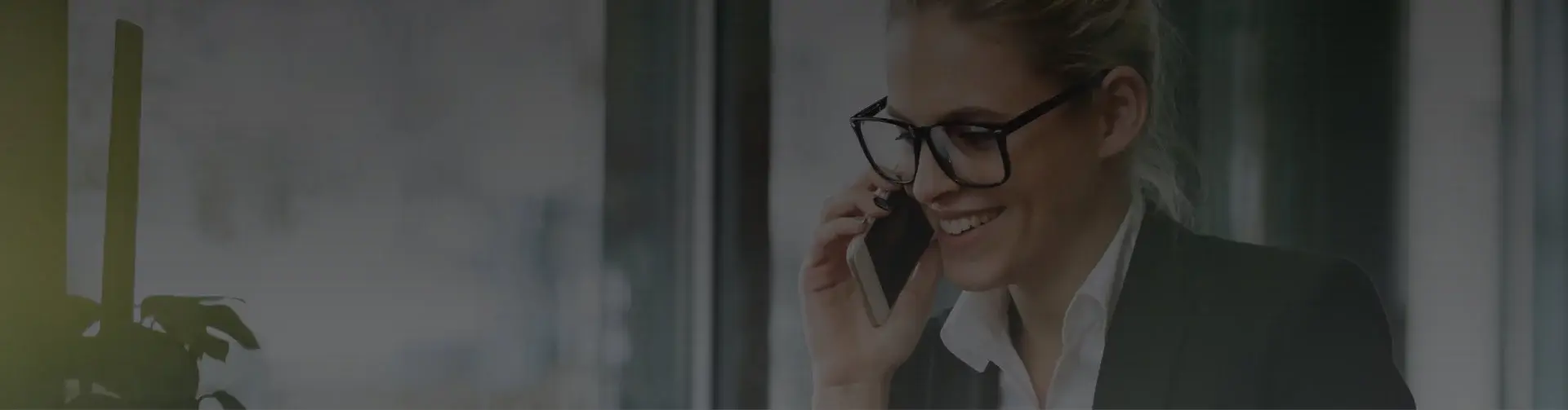 Professionelle Mitarbeiterin im Gespräch am Telefon für den Hotline-Service zur Digitalisierung.