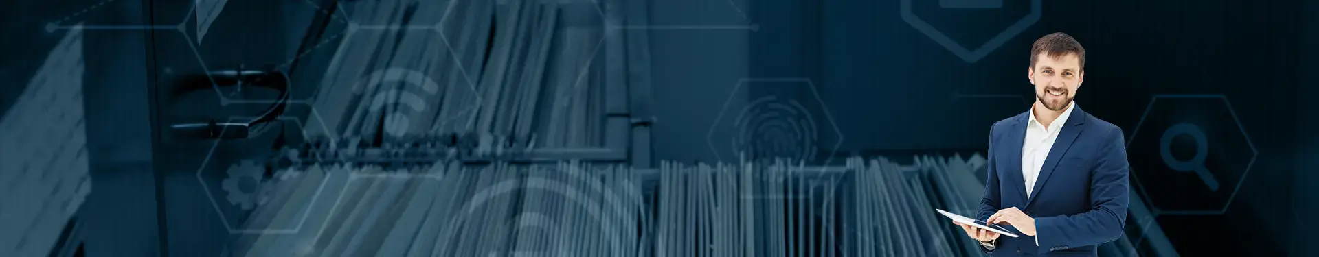 Digitalisierung Headerbild - Mann im blauen Anzug mit Table