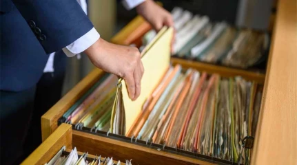 Aktenschrank mit Aktenordnern Aktenschrank