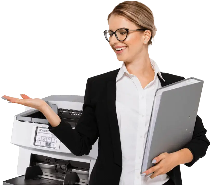 Frau vor einem Scanner